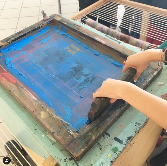 Initiation à la sérigraphie. Encres, papiers et images d’archives se mêlent dans un atelier inédit, coloré et ludique ! Le tout grâce à un atelier mobile de sérigraphie « breveté » !