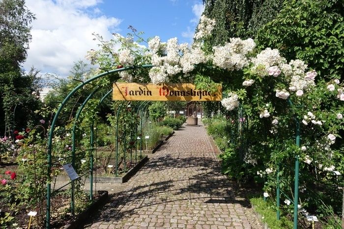 Die Serenaden von Catherine und Sylvain Piron, Geschichtenerzähler, Sänger und Musiker, sowie die poetischen Texte von Corinne und Jean Lafabrègue und Sylvie Mignot werden die Lieder der Oisea begleit