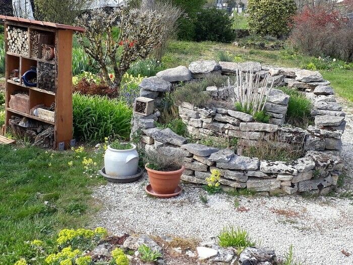 Besuchen Sie anlässlich des Gartentreffens diesen Garten voller Aromen und erfahren Sie, wo Begleit- und Begleitpflanzen zusammen blühen und wachsen.