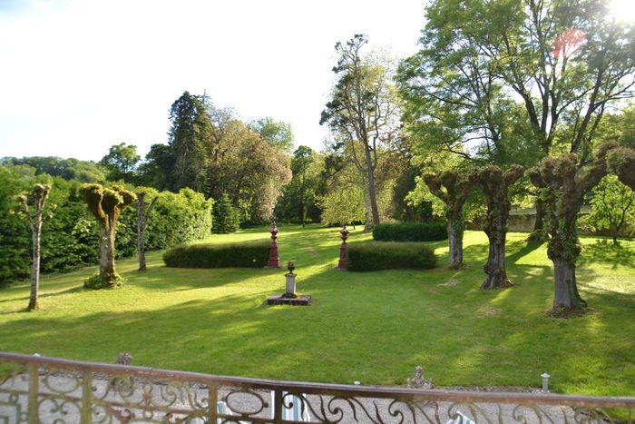 L'entrée par un portail monumental (XIVe siècle) permet accès et promenade dans un parc associant disposition régulière du XVIIIe siècle avec un nymphée et une autre, à l'anglaise, élaborée au ...