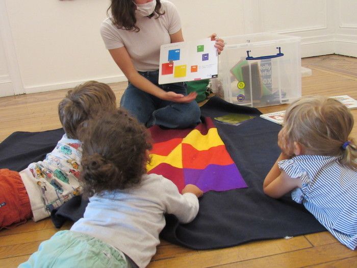 Visite et atelier en famille                                                                          Face aux œuvres et en atelier, venez stimuler l’éveil des tout-petits.