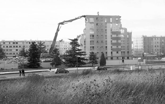 Cette série de photographies est tirée du livre De cendres et de braises, Voix et histoires d’une banlieue populaire , publié en septembre 2019 aux éditions Anamosa. Ce livre est issu de...