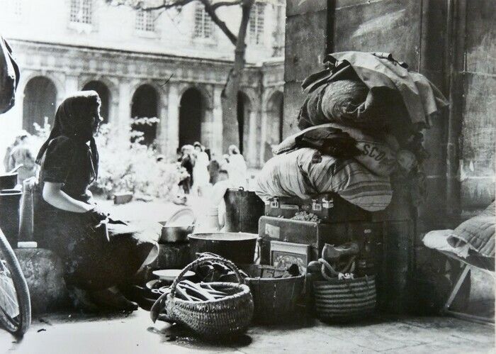 Au matin du 6 juin 1944, les Alliés débarquent en Normandie. Dès l’aube, Caen est bombardée et très vite l’abbaye se transforme en refuge pour la population.