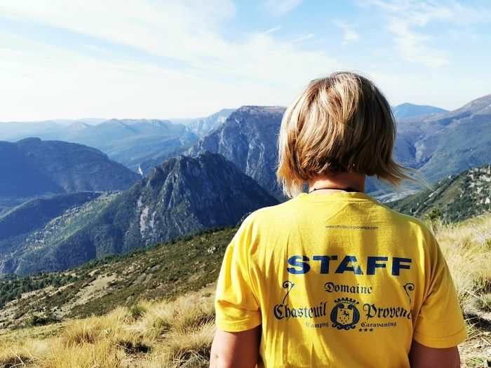 A l'occasion de la semaine des métiers du tourisme, on vous dévoile les coulisses ! Découvrez l'univers du camping, ses nombreux métiers, en pleine nature, à deux pas du canyon du Verdon.