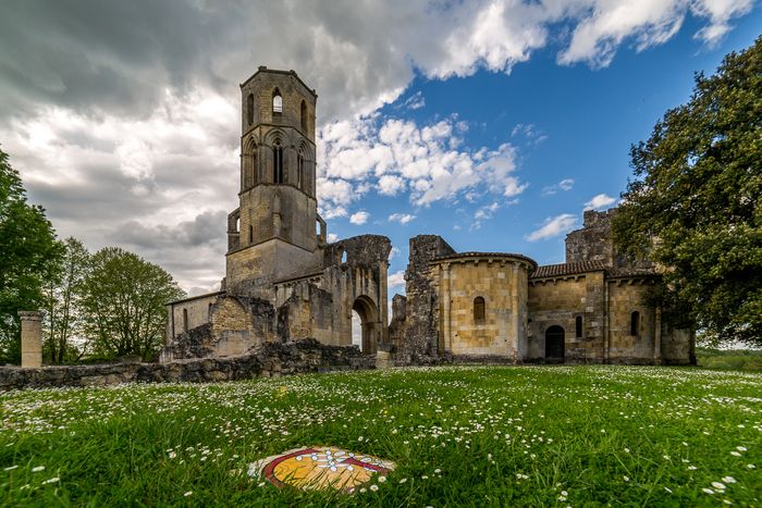 Entdecken Sie in einer magischen Open-Air-Umgebung ein Meisterwerk der romanischen Kunst, das von der UNESCO zum Weltkulturerbe erklärt wurde. Öffnen Sie Ihre Augen für die geschnitzten Kapitelle und