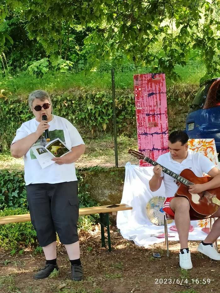 Poetisches Rezitativ im Garten mit den Dichtern des Vereins und den Schriftstellern des Ateliers für poetische Schrift...