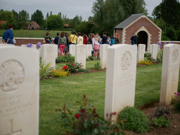 Le Musée de la Bataille de Fromelles propose une visite guidée du cimetière militaire de Pheasant Wood.