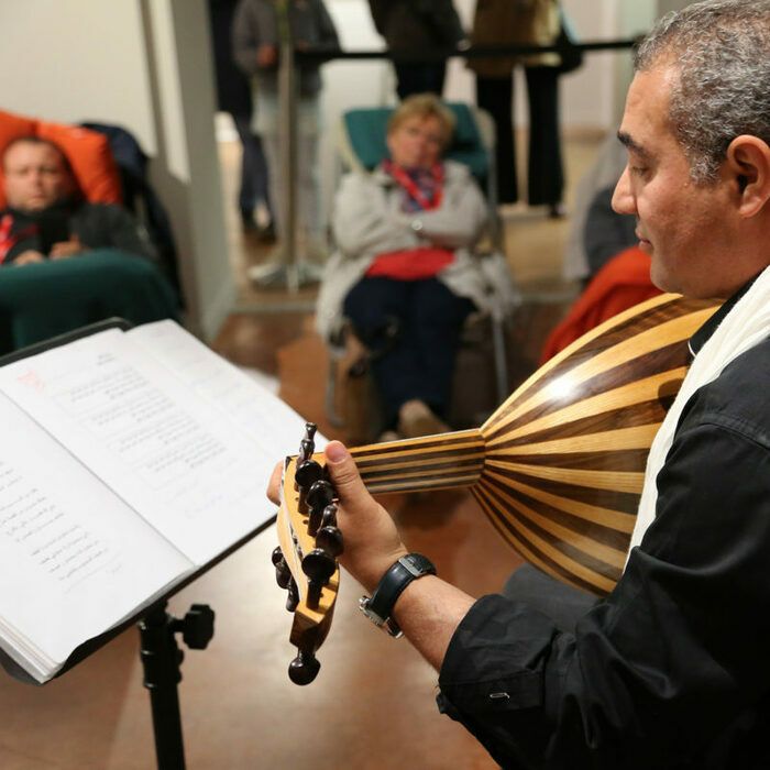 Le temps d’une sieste‭, ‬les visiteurs de laissent bercer par un musicien et découvrent les répertoires musicaux du monde arabe‭.