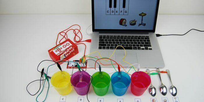 Créez votre propre clavier à partir d'objets du quotidien et redonnez vie à vos personnages de livres préférés. Un gobelet, un ordinateur, un Makey Makey, un peu de coding et le tour est joué !