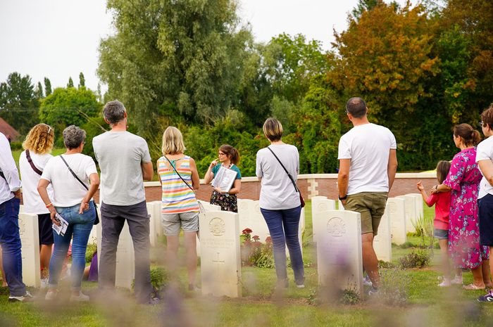 Le Musée de la Bataille de Fromelles propose une visite guidée du cimetière militaire de Pheasant Wood.