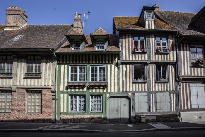 Au fil de votre découverte, les anecdotes se succéderont au travers des personnalités et des demeures qui ont créé l’histoire de Pont-l’Évêque. De l’église Saint-Michel à la rue Vieille, les anecdote…