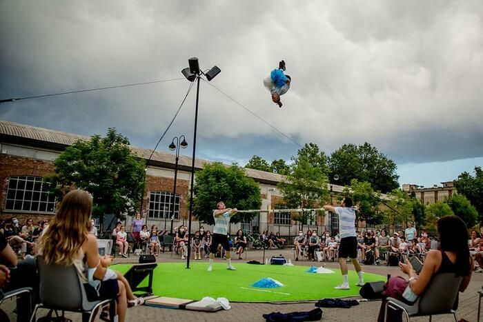 Dans League & Legend, la compagnie belge 15Feet6 descend sur le terrain pour un spectacle sportif à couper le souffle.