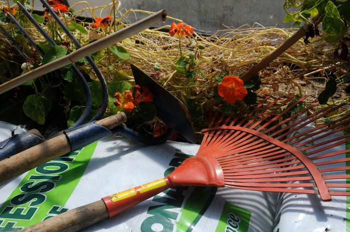 Handwerkliche Werkstatt zur Herstellung von Bambus-Pflanzgefäßen und Bündeln, um die Wäsche mit den Gärtnern des Arboretums zu parfümieren.