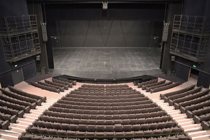 Visite du théâtre d'Hérouville : découverte des coulisses, plateau, atelier de constrution des décors, atelier des costumes, scène, loges... présentation des spectacles de la saison.