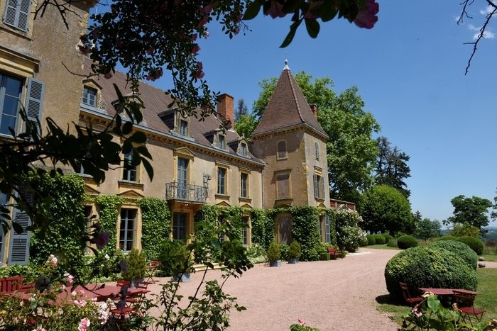 Dieses Schloss, das in einer beherrschenden Position liegt, umarmt eine atemberaubende Landschaft und hält viele andere Überraschungen bereit, wie einen majestätischen Park, der zu Beginn des 20\. Jah