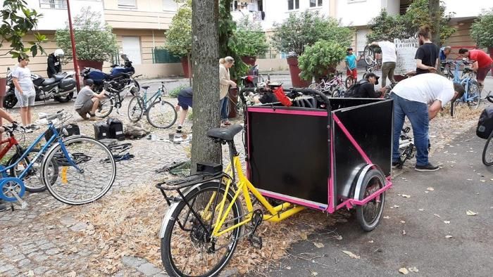 Un atelier collecte c'est : un espace de collecte de vélos que leurs propriétaires ne veulent plus et qui pourront être redonnés à d'autres & un espace d'autoréparation et de partage des savoirs-faire