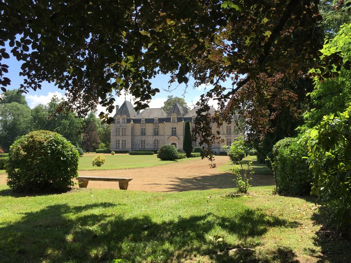 Führungen durch das Schloss mit Schwerpunkt auf dekorativen Objekten, deren Ornamente von den Gärten inspiriert sind (Wandteppiche, Truhe und Paravent aus Leder aus Mechelen, Porzellan). Geführte Entd