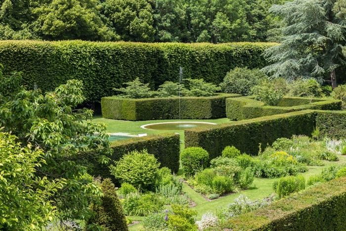 Park und Gärten von 14 ha, die in drei Phasen unterteilt sind: klassischer Laubpark und dann von Russel Page in den 1960er und 1970er Jahren umgebauter Garten: Teiche, ummauerte Gärten.... und schließ