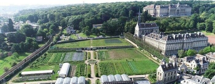 Le Campus Educatif et Ecologique Saint-Philippe est un site de 14 hectares édifié par la duchesse de Galliera à la fin du XIXe siècle. Il se compose de bâtiments de style néo-gothique : un château (l…