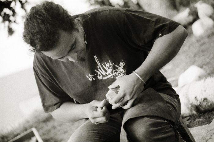 Installé sur une peau de bête, Christophe Sence, de l’association Archéolithe, vous embarque dans la vie au temps de la Préhistoire. Au programme : découverte des outils et armes utilisés à cette...