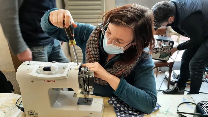 Atelier participatif de réparation sur la thématique des machines à coudre.