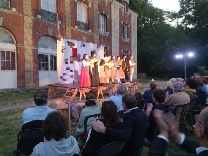 Die Gesellschaft Les tréteaux de la Pleine Lune spielt Die Geschichten von Onkel Will: Mac Beth und Romeo und Julia. Eine Geschichte von zwei der größten Klassiker von William Shakespeare.