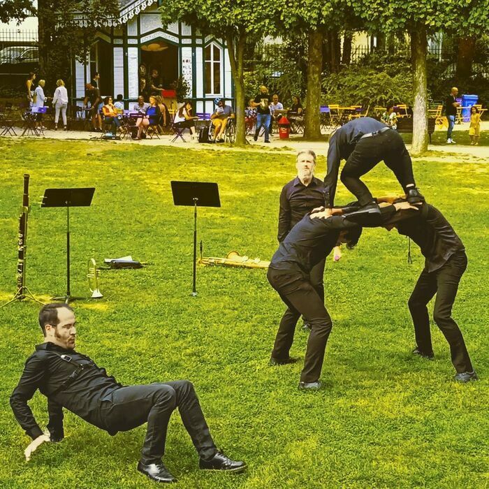 L'Orchestre de Musique Expérimentale du Doc propose une performance sportive et musicale dans le parc du château.