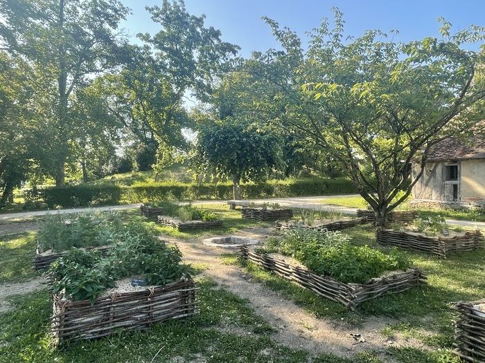 Nach einem Spaziergang durch die Gartenwege begeben sich die Kinder in Gruppen, um die Pflanzen der Pflanzenquadrate zu beobachten, zu berühren, zu riechen und zu probieren. Dann endet die Tour mit ei