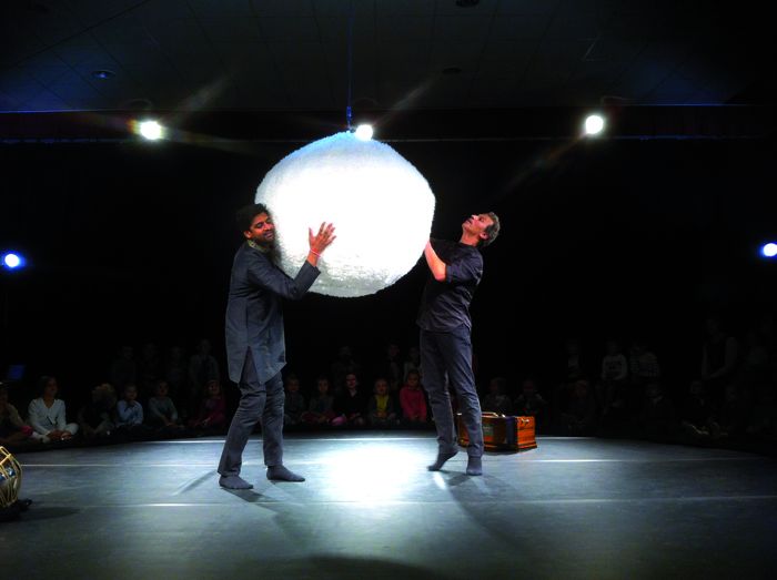 Spectacle de danse et musique, jeune public et familial à partir de 12 mois créé dans la région des Pays de la Loire par Edouard Manceau et Michèle Dhallu en partenariat avec l'association Tinta’mars.