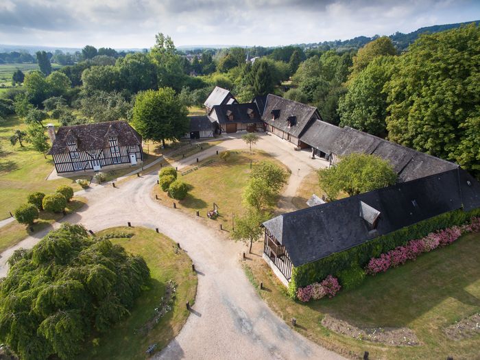 Découvrez l'histoire du calvados et les secrets de la fabrication du cidre, du pommeau et du calvados. Dans le pressoir, évocation des vergers, de la recolte des pommes et l'art du brassage, puis la …