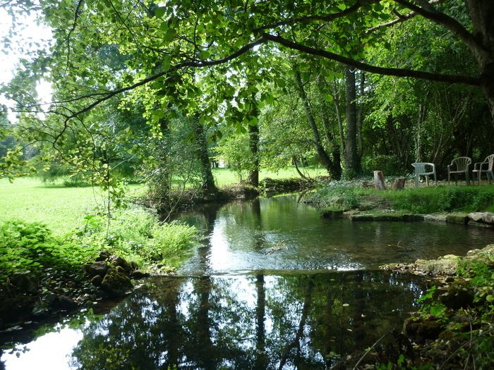 Auf einem Hektar werden 7 Ökosysteme entdeckt: Themengärten, optimierte Biodiversität, Sonnenerlebnisse, Geschichten über Wasser (3 Teiche, Phytoreinigung, Fluss ) und bioklimatisches Haus.