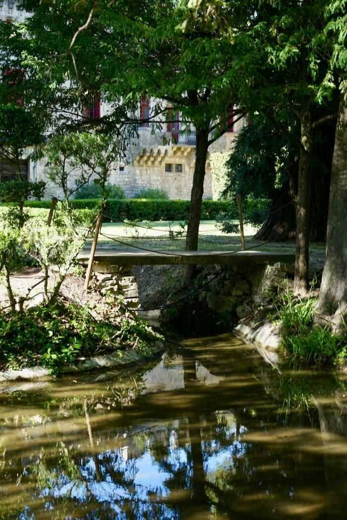 Kommentierte Besichtigungen des Parks während des ganzen Tages ermöglichen es Ihnen, die Geschichte des Parks von der Gründung der Jardins à la Française im 17\. Jahrhundert und seine Modifikationen,