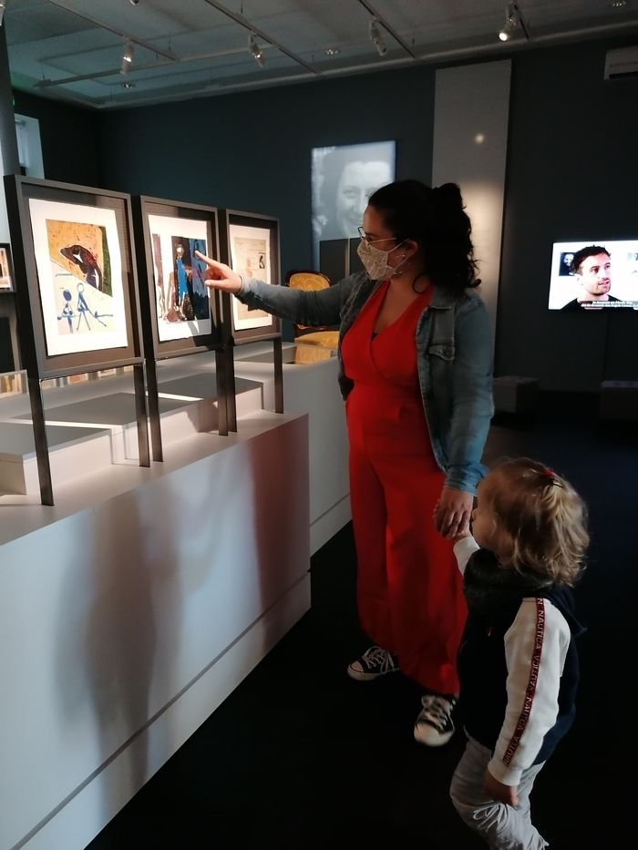 Accompagnés d'un médiateur du musée, les enfants découvrent 3 œuvres d'art de l'exposition  «Joséphine Baker. Une vie d'engagements », et engagent un échange sur les couleurs et les émotions.