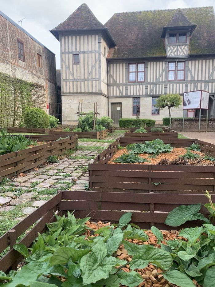 Präsentation des Dominikanischen Gartens mit einer Entdeckung der Pflanzen im Garten. Praxisworkshop mit Bezug zum Geschmackssinn.