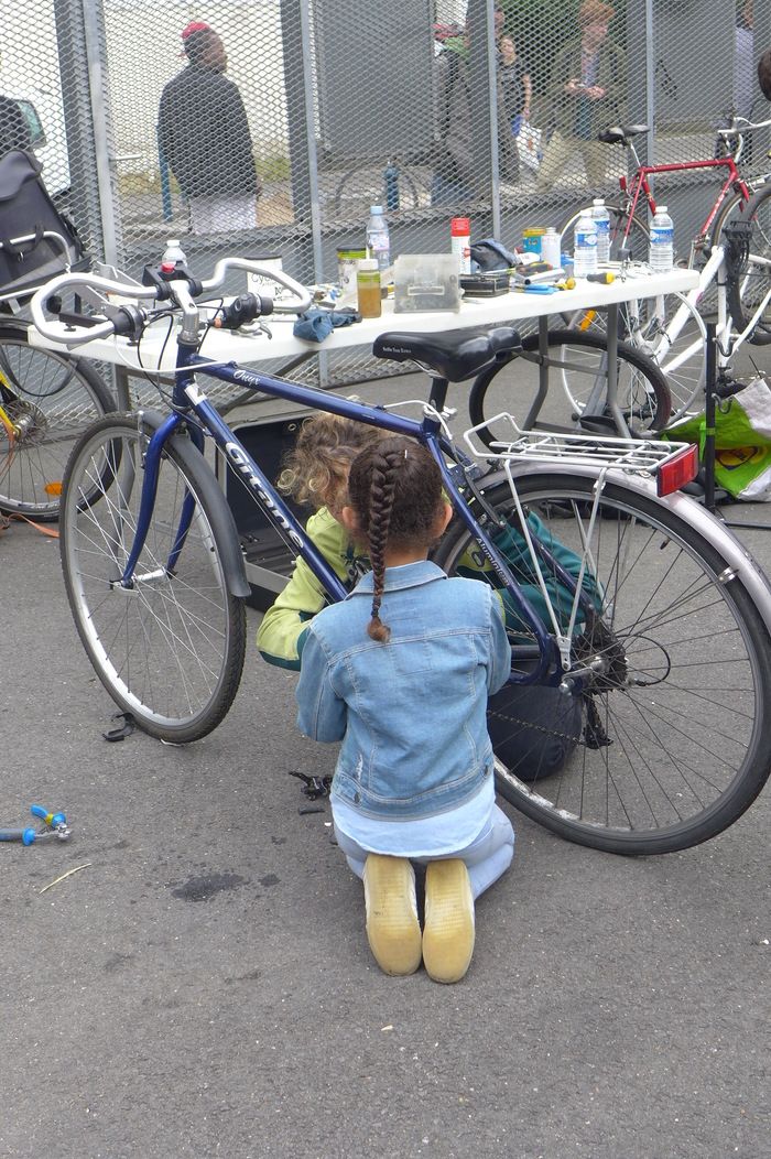 Un atelier collecte c'est : un espace de collecte de vélos que leurs propriétaires ne veulent plus et qui pourront être redonnés à d'autres & un espace d'autoréparation et de partage des savoirs-faire