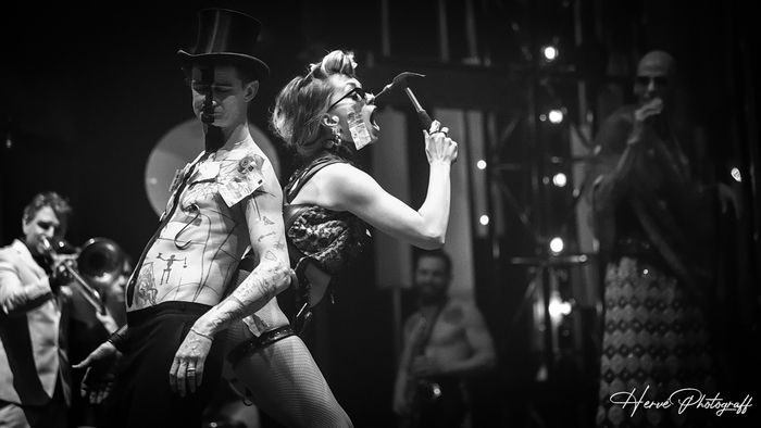 Chaque hiver le Cirque Electrique ouvre son Cabaret à une toute nouvelle Revue enflammée. RAVAGE, est le thème sur lequel les artistes ont travaillé cette année pour composer le spectacle.