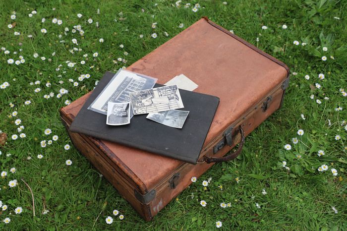 Une ancienne valise est retrouvée dans les greniers du château de Bénouville. À l’intérieur se trouvent de nombreux objets soigneusement emballés, ainsi qu’un curieux manuscrit signé d’une certaine m…