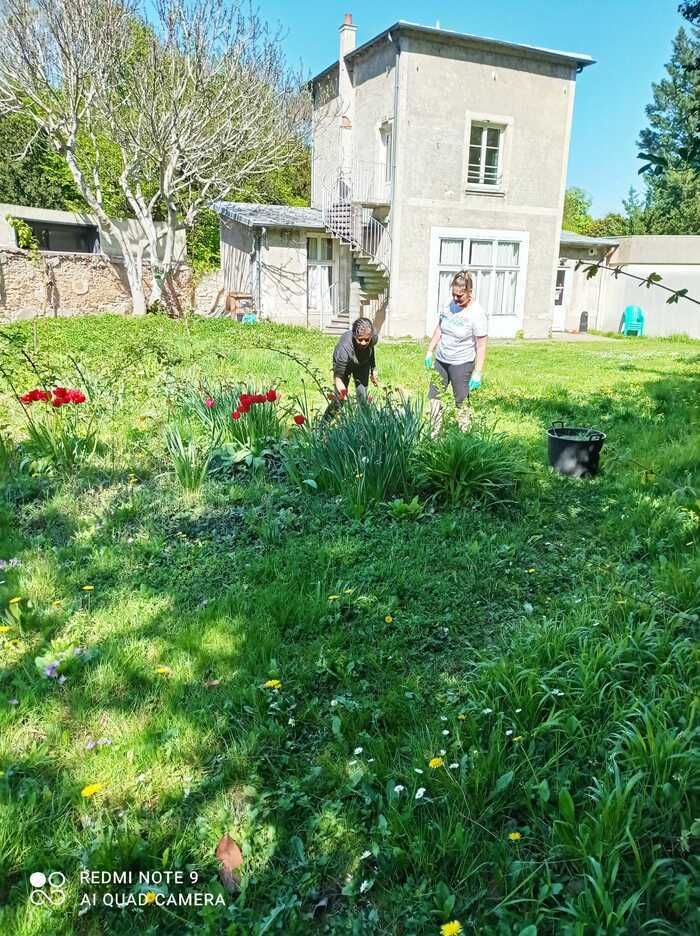 Ausstellung im Garten von Pascalines Malerwerkstatt der Akademie Gabriel Fauré/MJC. Die Werke, die sich mit dem Garten der MJC befassen, werden erklärt und die Maltechnik präsentiert. ...