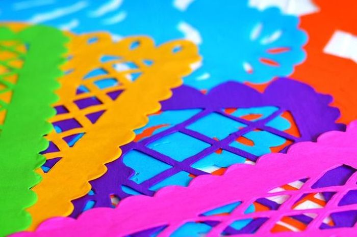 Vos enfants aiment manipuler du papier, couper, coller ? Ils déploieront toute leur créativité grâce à nos propositions simples et originales, inspirées du papel picado mexicain.