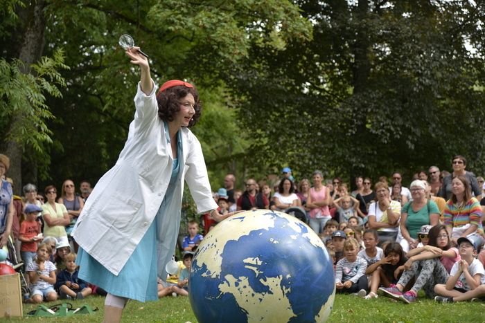 La célèbre Mathilde Eaudesource éminente spécialiste est attendue pour sa conférence spectacle sur le thème de l'eau avec ses invités d'honneur. Tout va t il se dérouler comme prévu ?