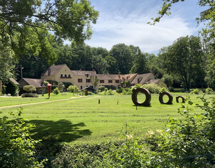 Von großen Künstlern dem Maison Elsa Triolet - Aragon anvertraut, bevölkern heute rund 30 Skulpturen den 6 Hektar großen Park, der zu einem «Freilichtmuseum» geworden ist. Sie können die ...