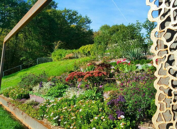 Dieser Garten hebt alle Sinne hervor: das Gehör mit dem Bambus-Labyrinth, wo der Atem der Luft ständig neue Melodien erfindet. Die Berührung mit dem Garten der Rinde, wo mehr als dreißig...