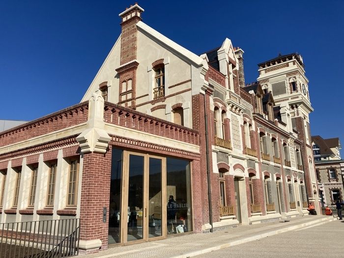 Bienvenue au Sablier, Centre national de la marionnette installé dans une partie du Beffroi de Dives-sur-Mer depuis juin 2023. Les visites guidées seront l'occasion de découvrir l'histoire de ce bâti…