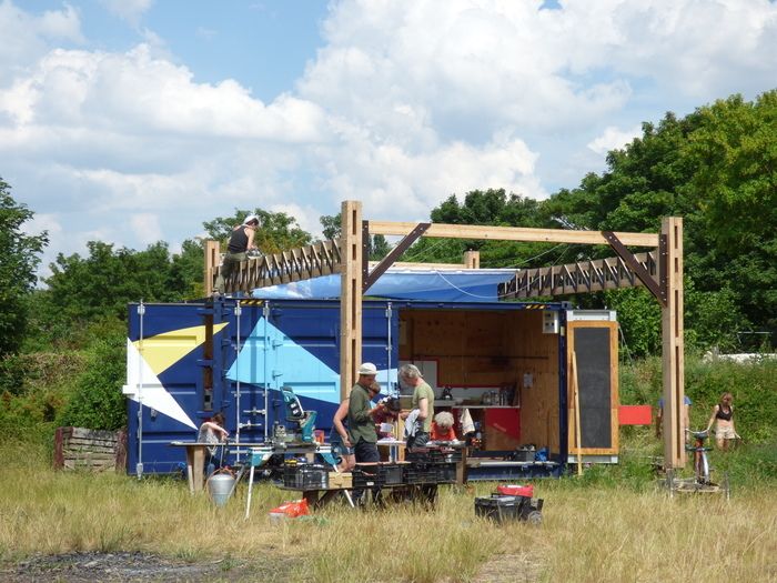 Ouverture d'un atelier de bricolage en plein air. Venez avec vos projets de construction, objets à réparer, ou participez à la construction de mobilier pour la parcelle.