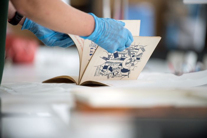 La bibliothèque Dominique Bozo vous propose de créer un cahier, avec une reliure « à l’écolière ».