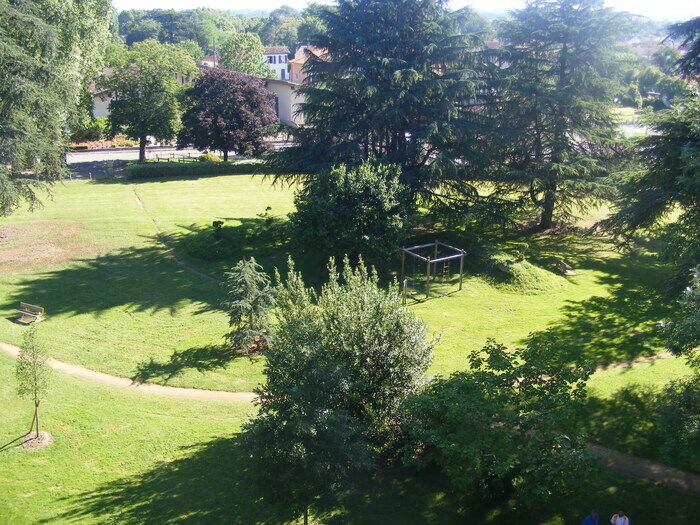 Der Service Grünflächen und der Service Patrimoine der Stadt Aire-sur-l'Adour bieten Ihnen die Möglichkeit, unseren sensorischen Parcours im Stadtpark zu entdecken.