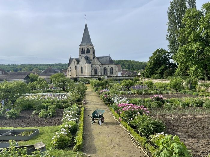 Spaziergang durch einen historischen Garten, Gemüsegarten und Park. Besuch einer Scheune aus dem 17\. Jahrhundert.