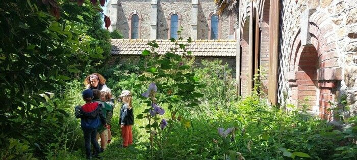 Die Kinder der Anne-Frank-Schule können im Garten Musik hören.