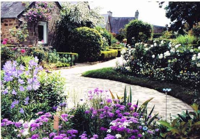 Garten begann vor 36 Jahren, bestehend aus mehreren Parzellen. Sie können einen herrlichen Lorbeer von Portugal, Ornithogalum, Deutzia, Seringa,