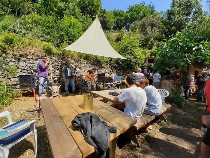 Musikalischer Aperitif und Quiz-Animation im Garten. Am Sonntag: Kleine Verpflegung, Bar mit Musik von 3 lokalen Musikern.